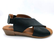 Carica l'immagine nel visualizzatore di Gallery, Bueno WG0103 nero sandalo in pelle con piccola zeppa e con elastico posteriore
