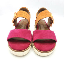 Carica l&#39;immagine nel visualizzatore di Gallery, Tamaris 1-28206-42 fuxia arancione sandalo donna in pelle scamosciata con zeppa di 4,5 cm e chiusura con velcro

