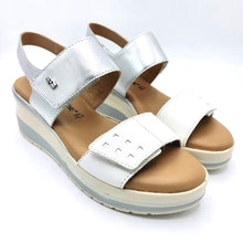 Carica l'immagine nel visualizzatore di Gallery, Valleverde VGI322W bianco con riporti argento sandalo in pelle con doppio velcro e sottopiede imbottito
