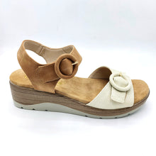 Carica l'immagine nel visualizzatore di Gallery, Amarpies ABZ26568 bege e cuoio sandalo vegan con zeppa di 5 cm e dotato di doppia fascia con chiusura con velcro
