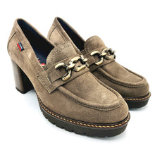 Carica l'immagine nel visualizzatore di Gallery, Callaghan 30827 trufa mocassino donna in pelle scamosciata con morsetto. Dotato di tacco largo di 7 cm e plateau di 2 cm e suola in gomma con sistema adaptaction
