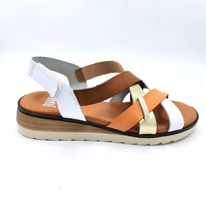 Pavana Betiana bianco sandalo in pelle con zeppa bassa e fasce incrociate con chiusura con velcro.