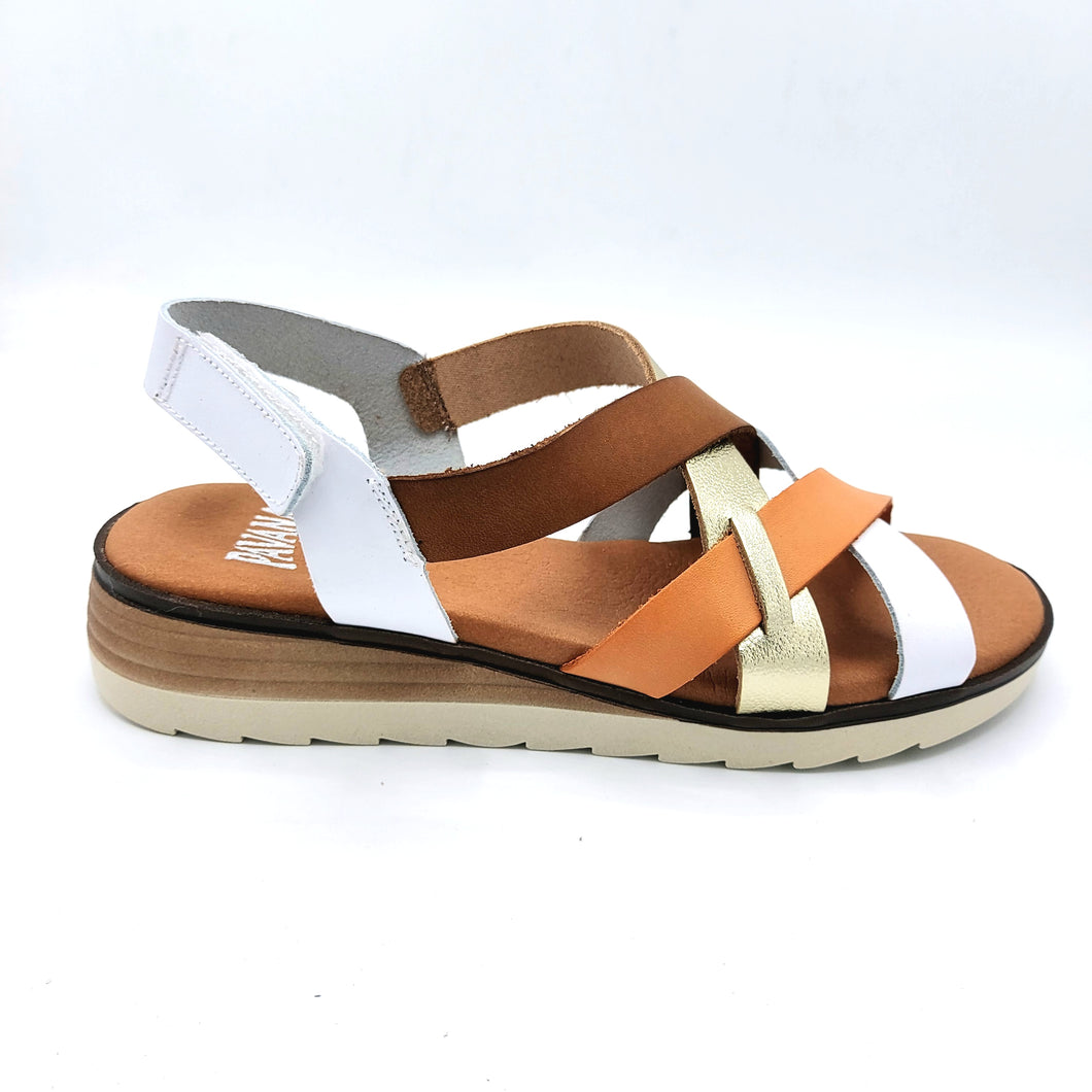 Pavana Betiana bianco sandalo in pelle con zeppa bassa e fasce incrociate con chiusura con velcro.