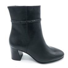Carica l&#39;immagine nel visualizzatore di Gallery, Tamaris 1-25336-43 stivaletto in pelle con piccola fascettina in tinta con logo e tacco di 7 cm
