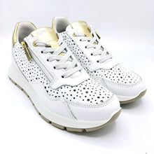 Carica l'immagine nel visualizzatore di Gallery, Igieco 1151522 bianco sneakers donna in pelle con tomaia traforata e chiusura dotata di lacci e cerniera 

