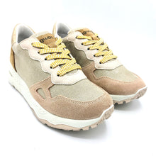 Carica l'immagine nel visualizzatore di Gallery, Igieco 1158111 nude e beige sneakers donna in pelle scamosciata e tela con lacci arancio. Dotata di soletta estraibile
