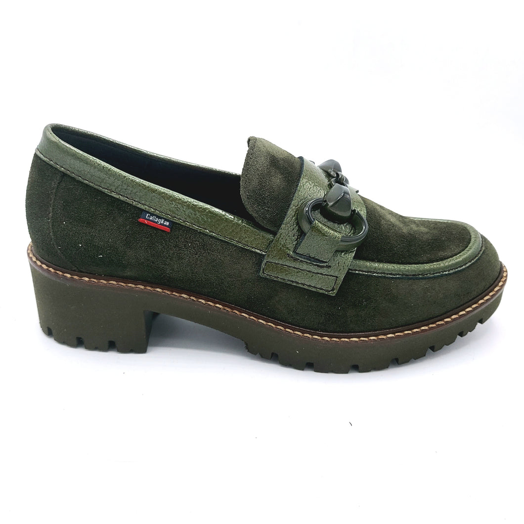 Callaghan 13458 verdone mocassino in pelle scamosciata con riporti in vernice e morsetto frontale decorativo.
Dotato di una suola in gomma con sistema adaptaction