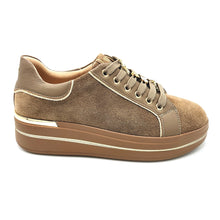 Carica l&#39;immagine nel visualizzatore di Gallery, Valleverde 35480 taupe sneakers stringate in pelle scamosciata con piccole decorazioni removibili 
