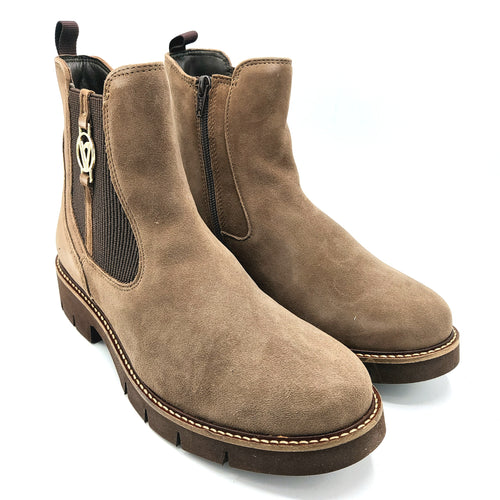 Valleverde 17182A taupe stivaletto in pelle scamosciata con elastico lato esterno e cerniera lato interno. Dotato di suola leggerissima