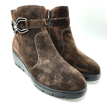 Carica l&#39;immagine nel visualizzatore di Gallery, Enval 8766422 testa moro stivaletto linea comoda in pelle scamosciata con zeppa di 6 cm e dettalio decorativo laterale
