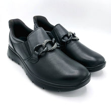 Carica l&#39;immagine nel visualizzatore di Gallery, Enval 8775400 nero mocassino in pelle con catena decorativa frontale e tallone rigido per una calzata senza sforzo
