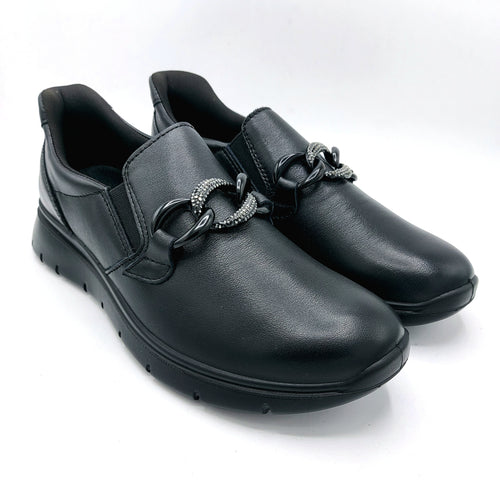 Enval 8775400 nero mocassino in pelle con catena decorativa frontale e tallone rigido per una calzata senza sforzo