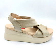 Carica l&#39;immagine nel visualizzatore di Gallery, Callaghan 29904 beige sandalo con fasce larghe in pelle con leggero glitter 

