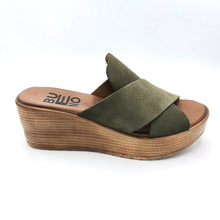 Carica l'immagine nel visualizzatore di Gallery, Bueno WE4703 verde ciaatta in pelle scamosciata con zeppa effetto legno di 6 cm
