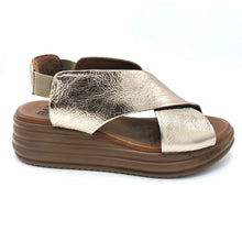 Carica l'immagine nel visualizzatore di Gallery, Bueno WY5703 bronzo sandalo in pelle con incrocio dotato di elastico posteriore
