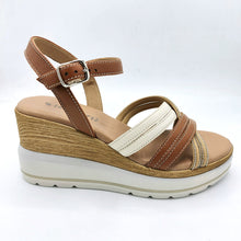 Carica l'immagine nel visualizzatore di Gallery, Easynrose 1026-003 camel sandalo in pelle con zeppa di 8 cm e chiusura con braccialetto
