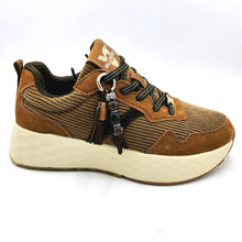 Carica l'immagine nel visualizzatore di Gallery, Valleverde 51501 camel sneakers donna stringata in pelle scamosciata e velluto, con ciondolo decorativo removibile
