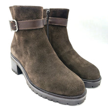 Carica l'immagine nel visualizzatore di Gallery, Tamaris 1-25408-47 mocca stivaletto casual in pelle scamosciata con tacco largo di 6 cm e fibbia decorativa laterale
