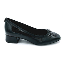 Carica l'immagine nel visualizzatore di Gallery, Tamaris 1-22301-43 nero decollete vegan n vernice con tacco largo di 3,5 cm e fiocchetto decorativo
