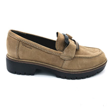 Carica l'immagine nel visualizzatore di Gallery, Tamaris 1-24722-43 taupe mocassino donna in pelle scamosciata con decorazione frontale e suola carrarmato
