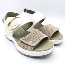 Carica l'immagine nel visualizzatore di Gallery, Donna serena 9M6092DM bianco beige sandalo in pelle e tessuto con fasce con regolazione a strappo
