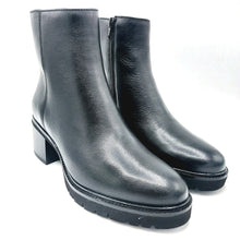 Carica l'immagine nel visualizzatore di Gallery, Callaghan 37201 nero stivaletto in pelle con tacco largo di 6 cm e suola con sistema adaptaction
