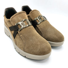 Carica l&#39;immagine nel visualizzatore di Gallery, Enval 8778033 fango mocassino donna in pelle scamosciata con decorazione frontale e soletta estraibile in memory foam
