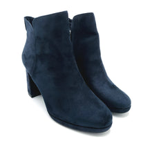 Carica l&#39;immagine nel visualizzatore di Gallery, Tamaris 1-25362-45 navy stivaletto vegan con tacco largo di 8 cm e plateau di 1 cm e cerniera laterale
