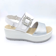 Carica l'immagine nel visualizzatore di Gallery, Igi&amp;co 7667333 argento e bianco sandalo donna in pelle con doppia fascia in velcro di cui una posteriore e una con decorazione in strass
