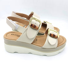Carica l'immagine nel visualizzatore di Gallery, Donna serena 665950DM beige
