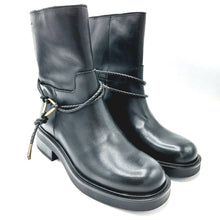 Carica l'immagine nel visualizzatore di Gallery, Ambitious 14620W nero stivaletto biker donna in pelle con cinturino decorativo intrecciato
