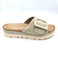 Carica l&#39;immagine nel visualizzatore di Gallery, Amarpies ABZ26629 beige ciabatta vegan con fibbia e zeppa comoda di 4 cm 
