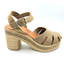 Carica l'immagine nel visualizzatore di Gallery, Pavana NARA beige in pelle scamosciata modello a ragno chiusa in punta e con braccialetto 
