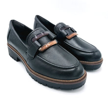 Carica l&#39;immagine nel visualizzatore di Gallery, Tamaris 1-24722-43 nero mocassino donna in pelle con dettaglio decorativo frontale
