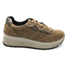 Carica l'immagine nel visualizzatore di Gallery, Igi&amp;co 2172933 taupe sneakers donna stringata in pelle scamosciata con dettaglio decorativo removibile
