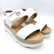Carica l'immagine nel visualizzatore di Gallery, Donna serena 665986DM bianco sandalo in pelle con doppia fasci di cui una con regolazione in velcro. Dotato di sottopiede imbottito in pelle
