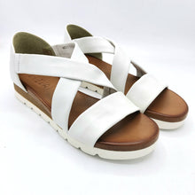 Carica l&#39;immagine nel visualizzatore di Gallery, Vueva WD311R01 bianco sandalo in pelle con tallone chiuso e zeppa di 3 cm

