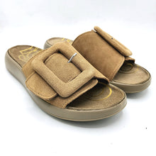 Carica l'immagine nel visualizzatore di Gallery, Igi&amp;co 1179444 beige ciabatta in pelle scamosciata con fibbia decorativa e regolazione fascia con velcro
