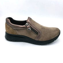 Carica l&#39;immagine nel visualizzatore di Gallery, Enval 8775122 taupe slip on linea comoda in tessuto con cerniera laterale
