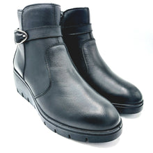 Carica l'immagine nel visualizzatore di Gallery, Enval 2269000 nero stivaletto in pelle con zeppa di 6 cm e soletta estraibile in memory foam
