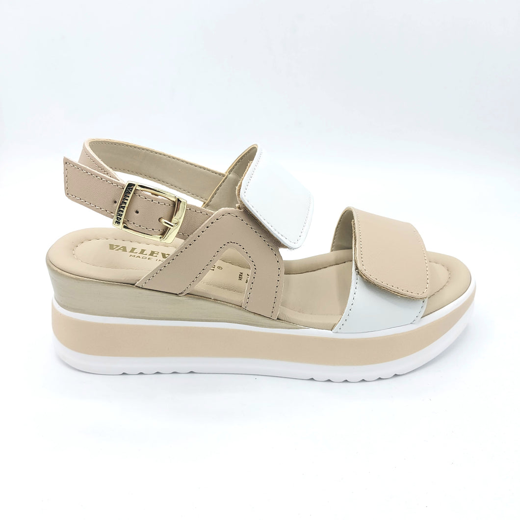 Valleverde 32112 bianco e beige sandalo con zeppa dotato di chiusura con doppio strappo e cinturino posteriore