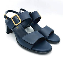 Carica l'immagine nel visualizzatore di Gallery, Enval 1276611 blu sandalo in pelle con doppia fascia con chiusura a velcro e fibbia dorata decorativa. Dotato di tacco medio di 6 cm
