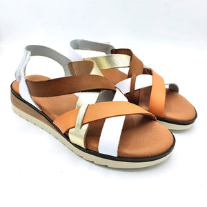 Pavana Betiana bianco sandalo in pelle con zeppa bassa e fasce incrociate con chiusura con velcro.