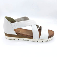 Carica l&#39;immagine nel visualizzatore di Gallery, Vueva WD311R01 bianco sandalo in pelle con tallone chiuso e zeppa di 3 cm
