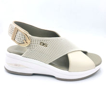 Carica l'immagine nel visualizzatore di Gallery, Donna serena 9M6091DM beige sandalo incrociato in pelle e tessuto con chiusura con velcro
