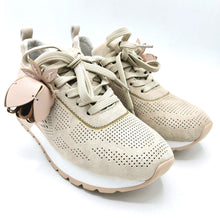 Carica l'immagine nel visualizzatore di Gallery, Donna serena 516008DM beige sneakers stringata con tomaia traforata in nabuk e accessorio decorativo removibile 

