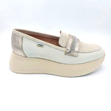 Carica l&#39;immagine nel visualizzatore di Gallery, Callaghan 60303 beige mocassino in pelle scamosciata e tessuto glitterato con decorazione di strass

