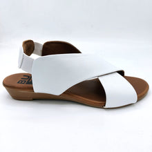 Carica l'immagine nel visualizzatore di Gallery, Bueno WL2408 bianco sandalo basso incrociato in pelle con elastico posteriore
