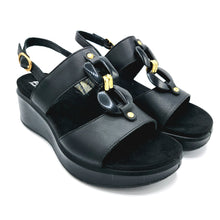 Carica l'immagine nel visualizzatore di Gallery, Enval 1292700 nero sandalo doppia fascia con accessorio centrale e zeppa di 6 cm in gomma
