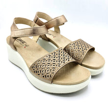 Carica l'immagine nel visualizzatore di Gallery, Enval 1292811 champgne sandalo in pelle scamosciata con strass decorativi e braccialetto con chiusura con velcro
